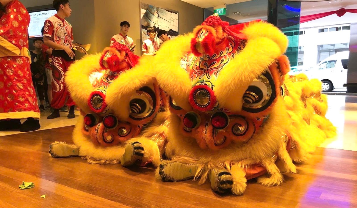 シンガポールの旧正月は幸運を呼ぶライオンダンス(中国獅子舞)